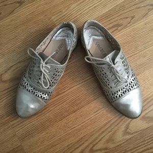 Silver short heel lace tie up dress shoes 👞